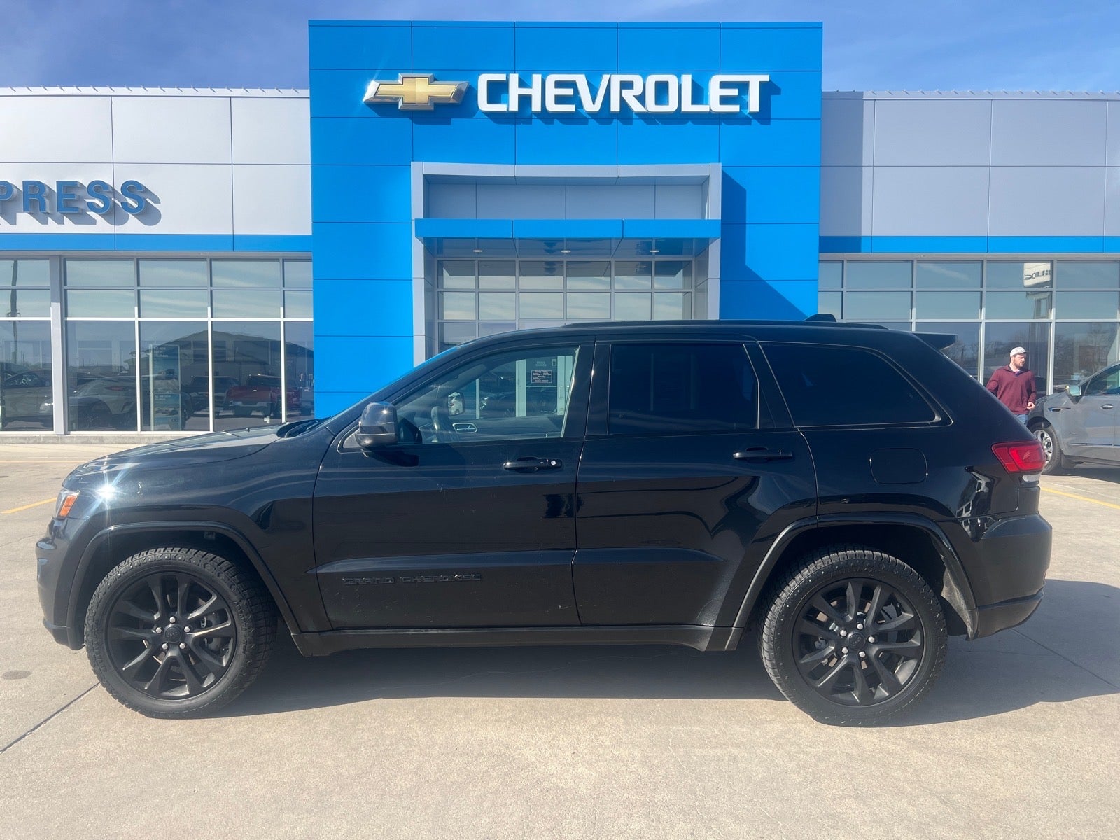 2017 Jeep Grand Cherokee Altitude in Black — front three-quarter view