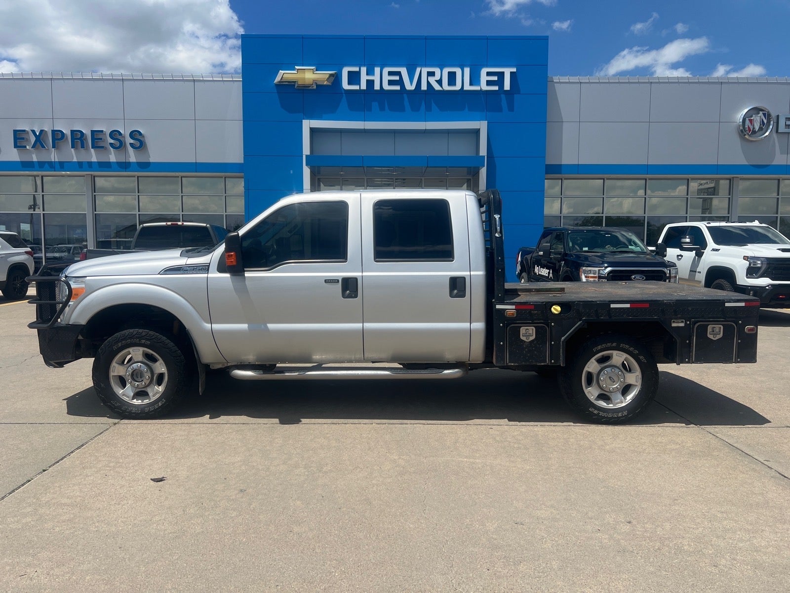 2016 Ford Super Duty F-350 SRW Platinum in Silver — front three-quarter view